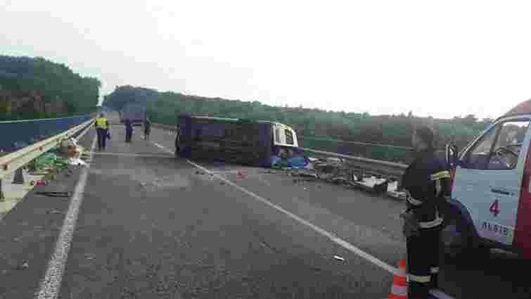 На Львівщині мікроавтобус зіткнувся з вантажним автомобілем: загинула людина