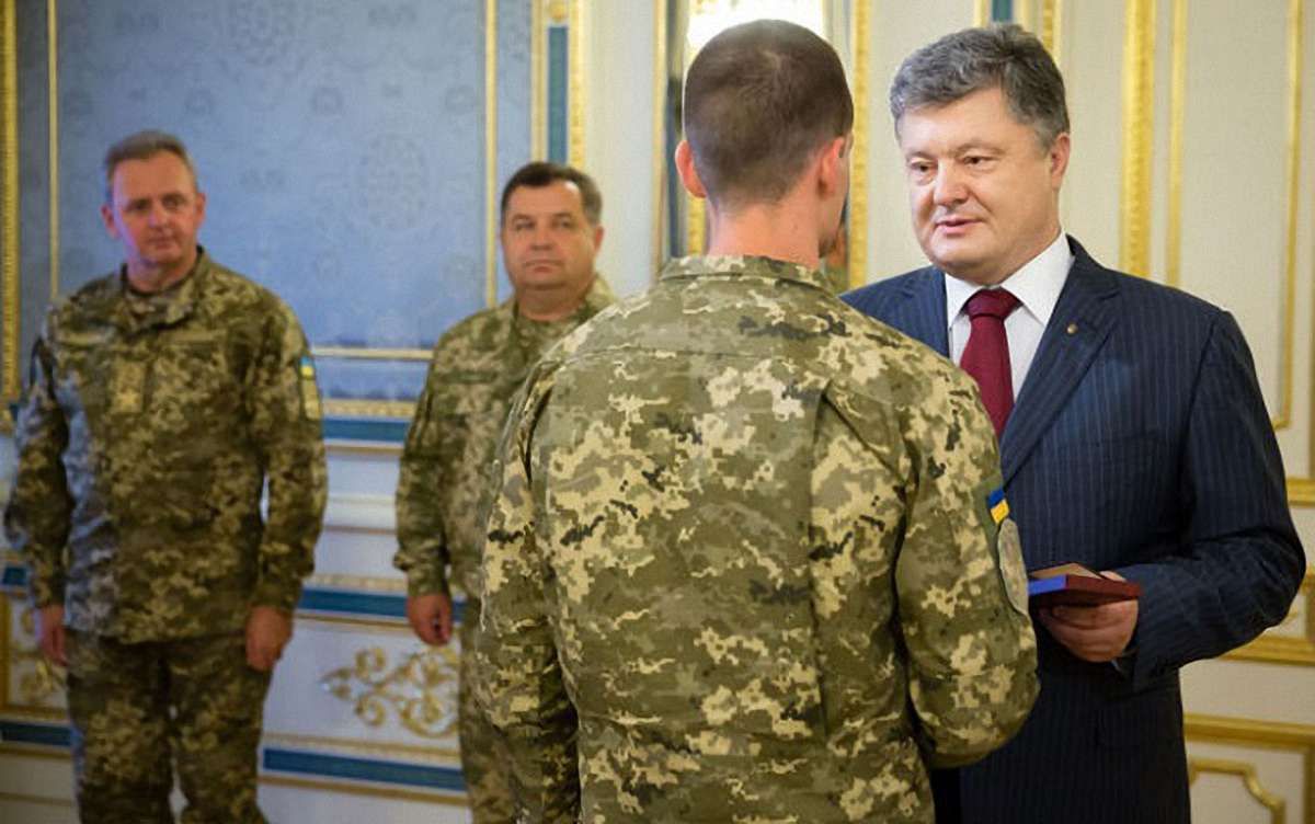 Петро Порошенко нагородив 51 бійця АТО