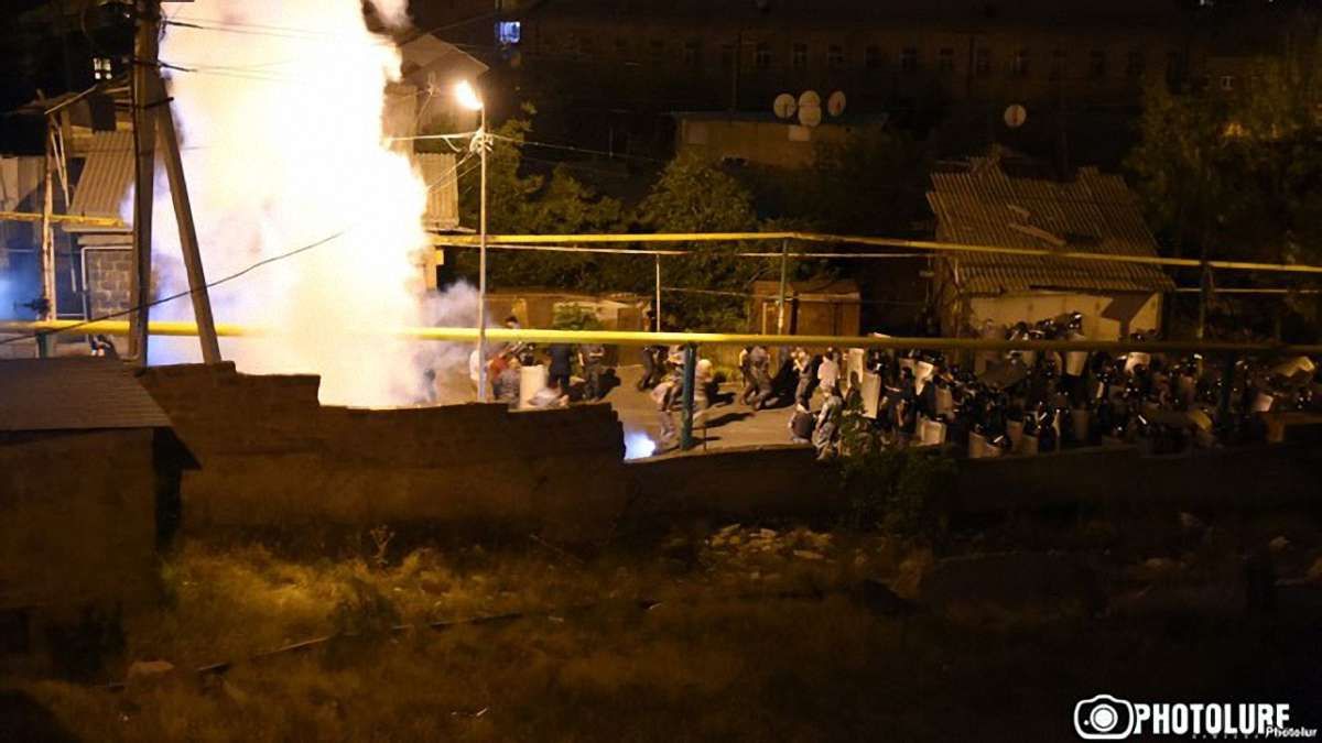 У Єревані поліція розігнала прихильників опозиціонерів, які захопили будівлю поліції