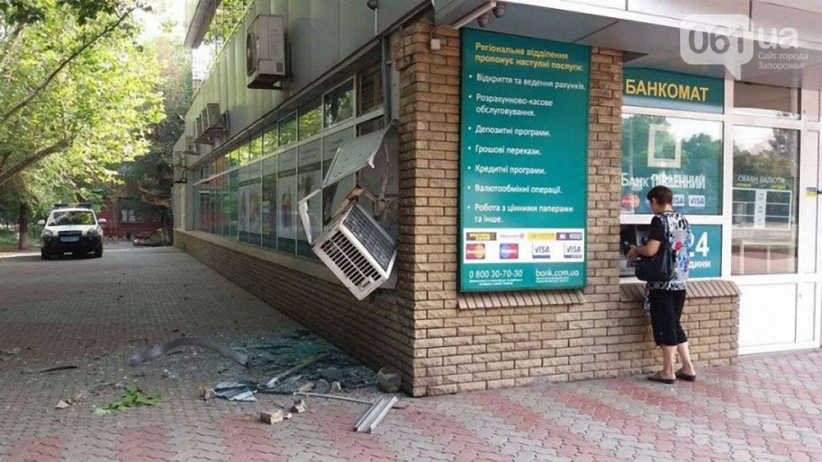 Біля банку в центрі Запоріжжя вночі прогримів вибух