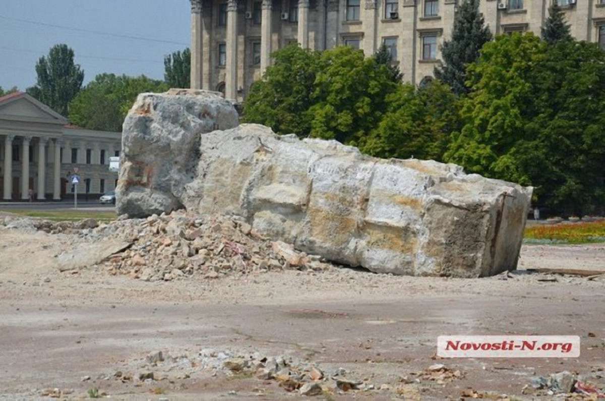У Миколаєві знесли постамент пам'ятника Леніну