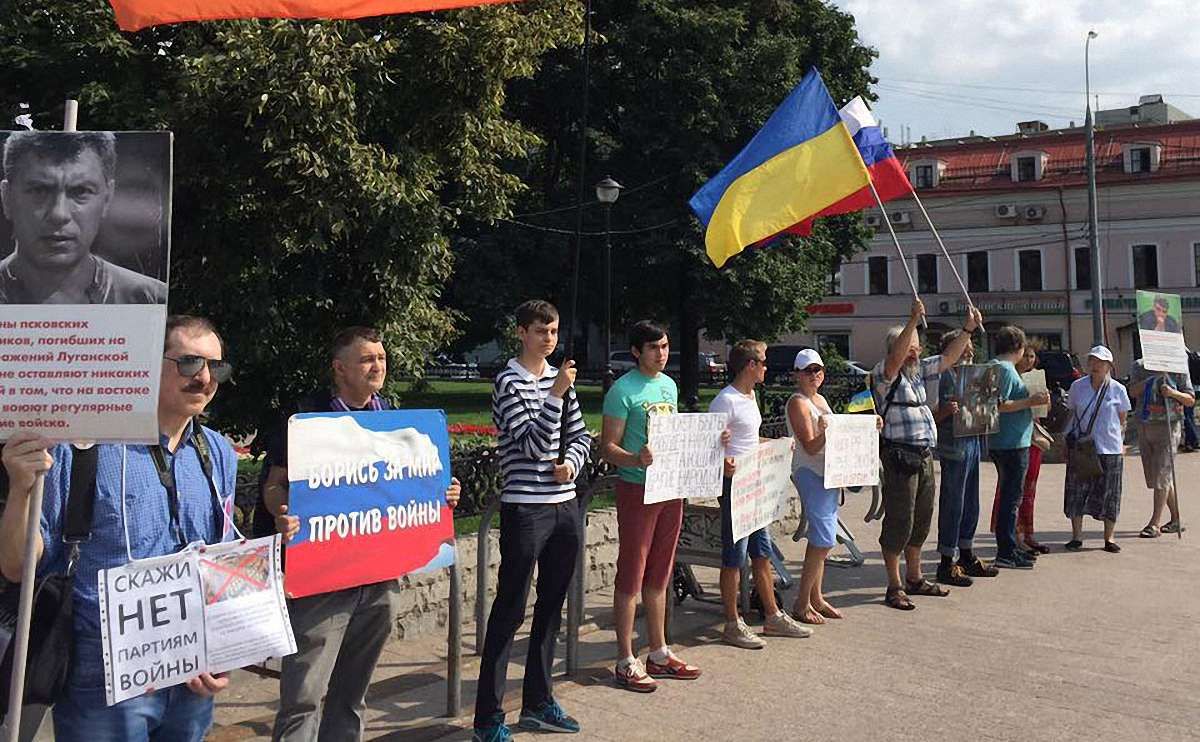 У Москві прокремлівські радикали напали на учасників мітингу проти війни в Україні