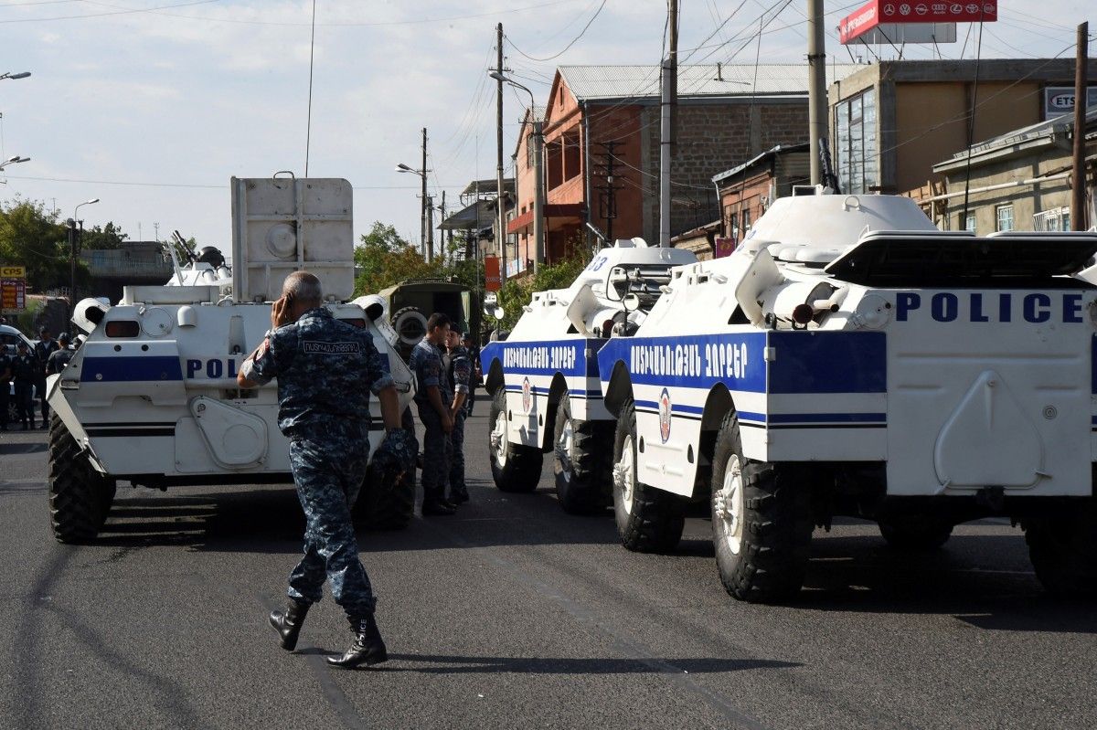 У Єревані в районі захопленої будівлі полку поліції чути стрілянину і вибухи