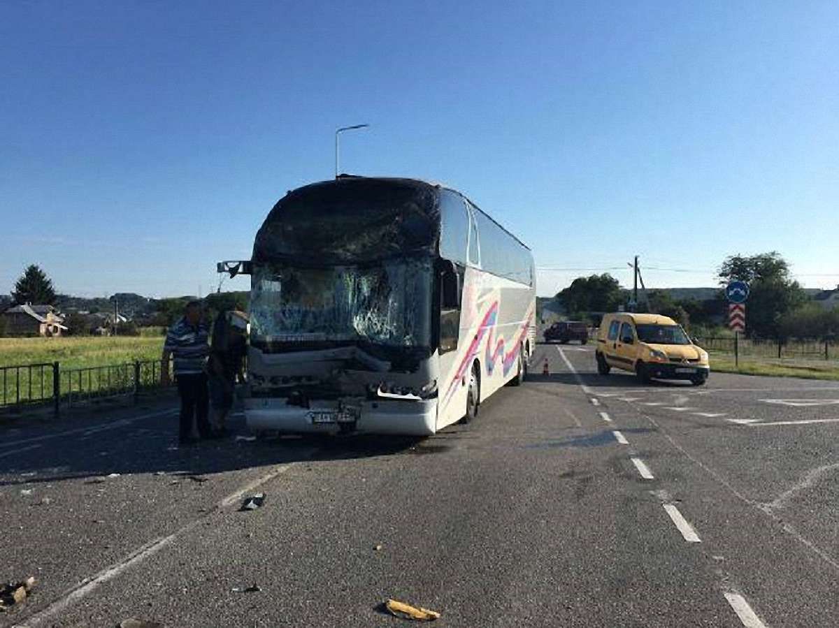 Внаслідок зіткнення двох автобусів біля Львова постраждали дві людини