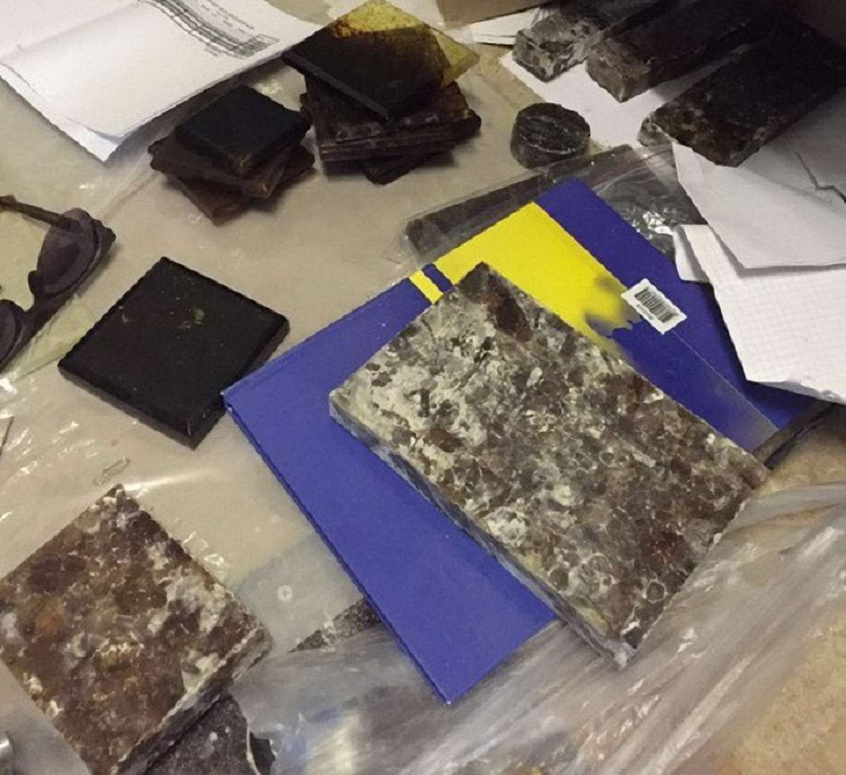 На Київщині викрили цех з виготовлення облицювальної плитки із бурштину