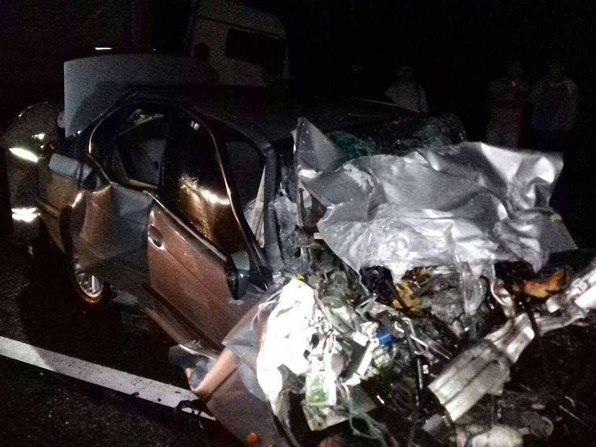 Внаслідок зіткнення з вантажівкою загинув водій BMW