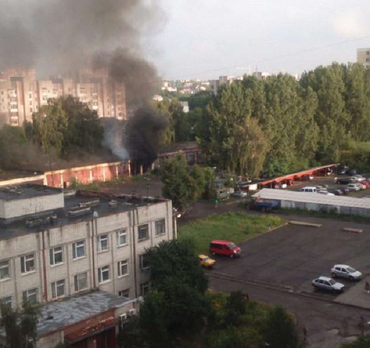 У покинутих гаражах у Львові загорілося сміття