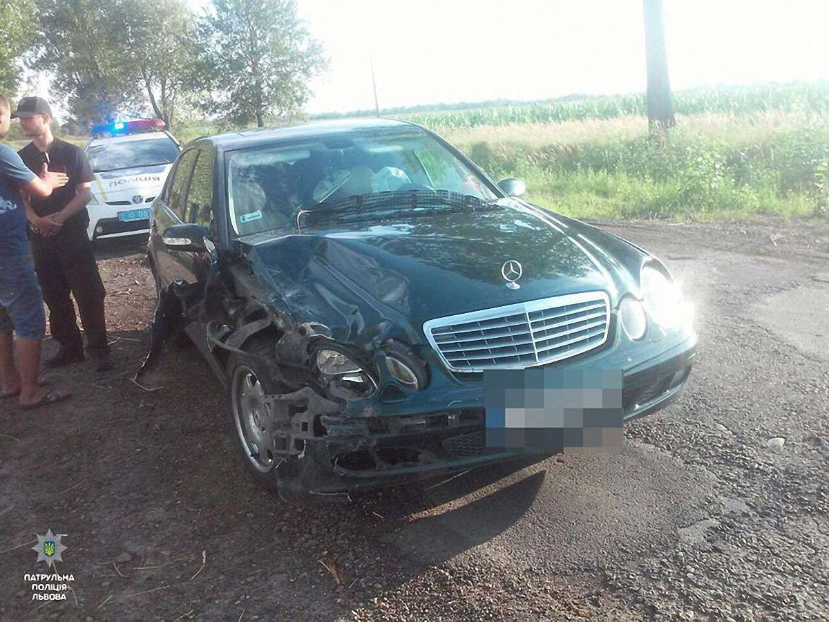 Патрульні по дорозі на виклик затримали водія-втікача, який скоїв ДТП на Львівщині