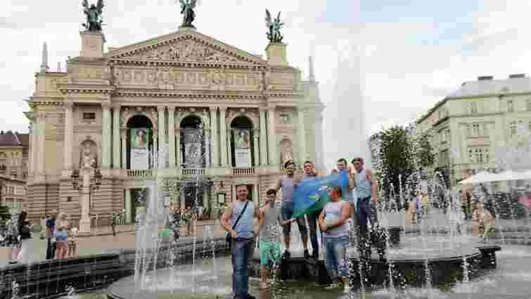 Близько десятка десантників купалися у фонтані біля Львівської опери