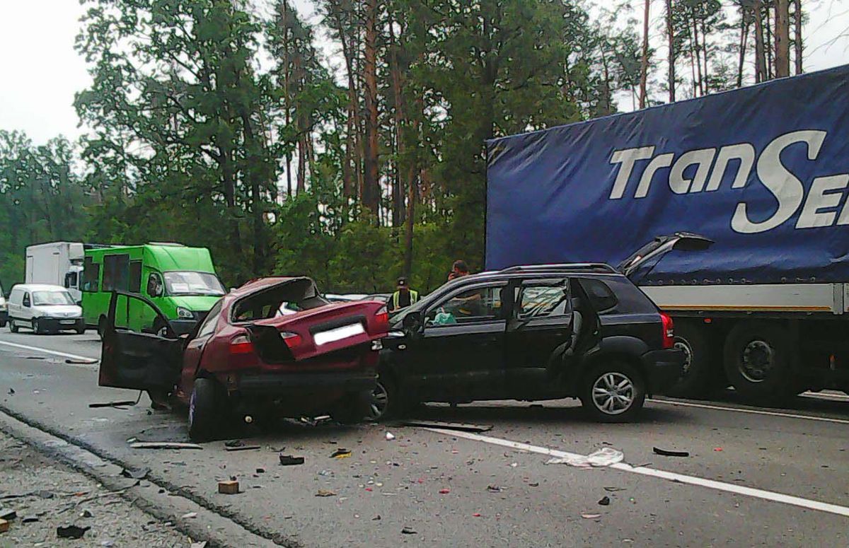 Під Києвом сталася ДТП за участю трьох автомобілів, одна людина загинула