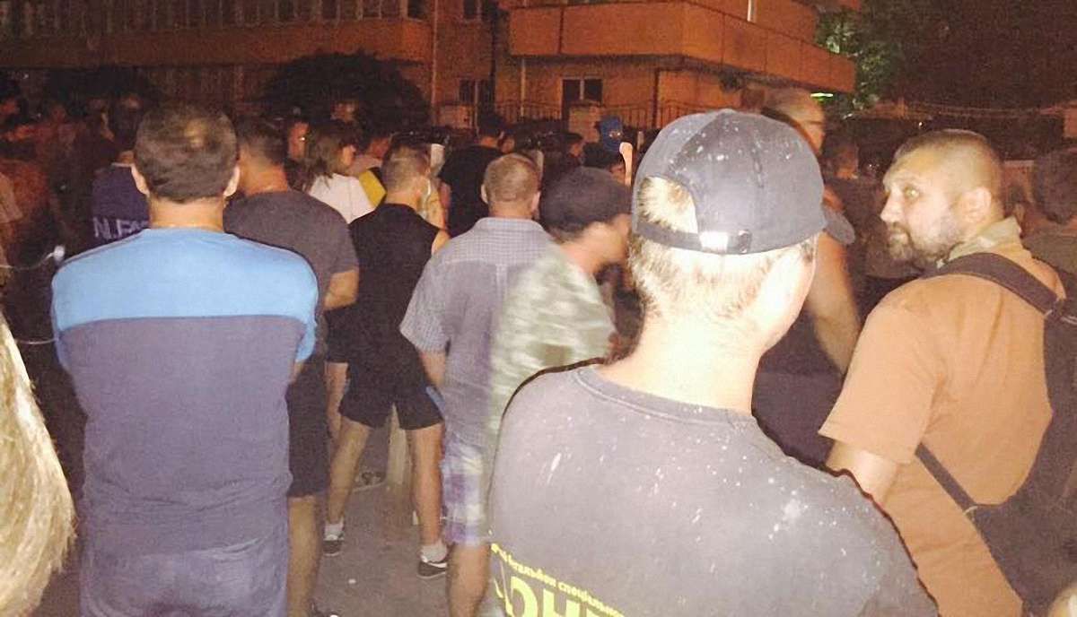 Під Оболонським судом прихильники розформованої роти «Торнадо» побилися з Нацгвардією