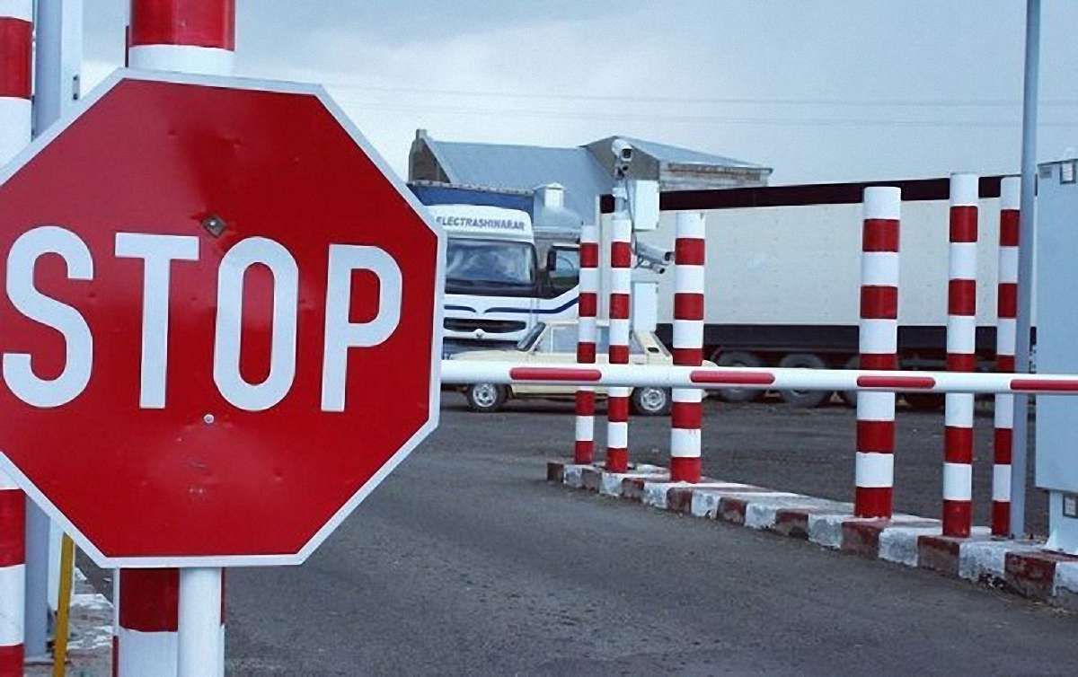 На українсько-польському кордоні в чергах стоять сотні автомобілів