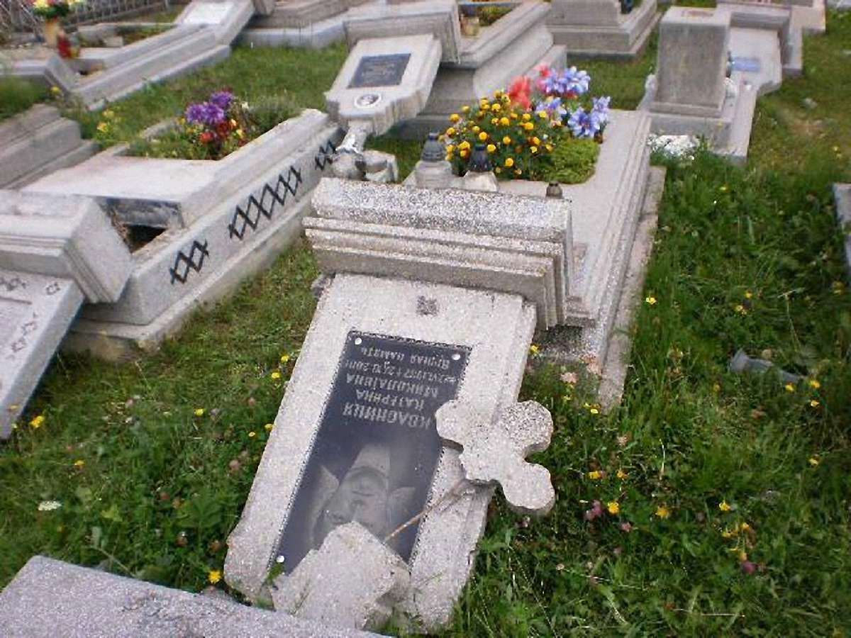 На сільському цвинтарі 23-річний вандал розбив майже 150 надгробків