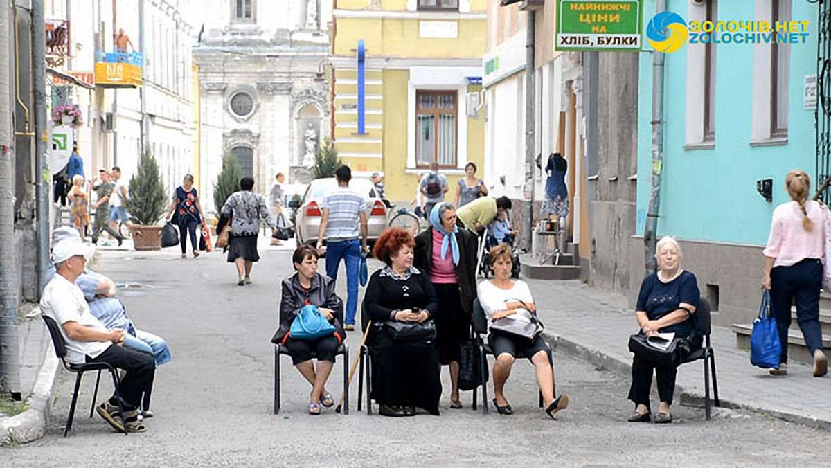 У Золочеві інваліди заблокували вулицю перед міською радою 