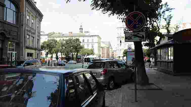 Мер Львова вимагає посилити боротьбу з порушниками правил паркування
