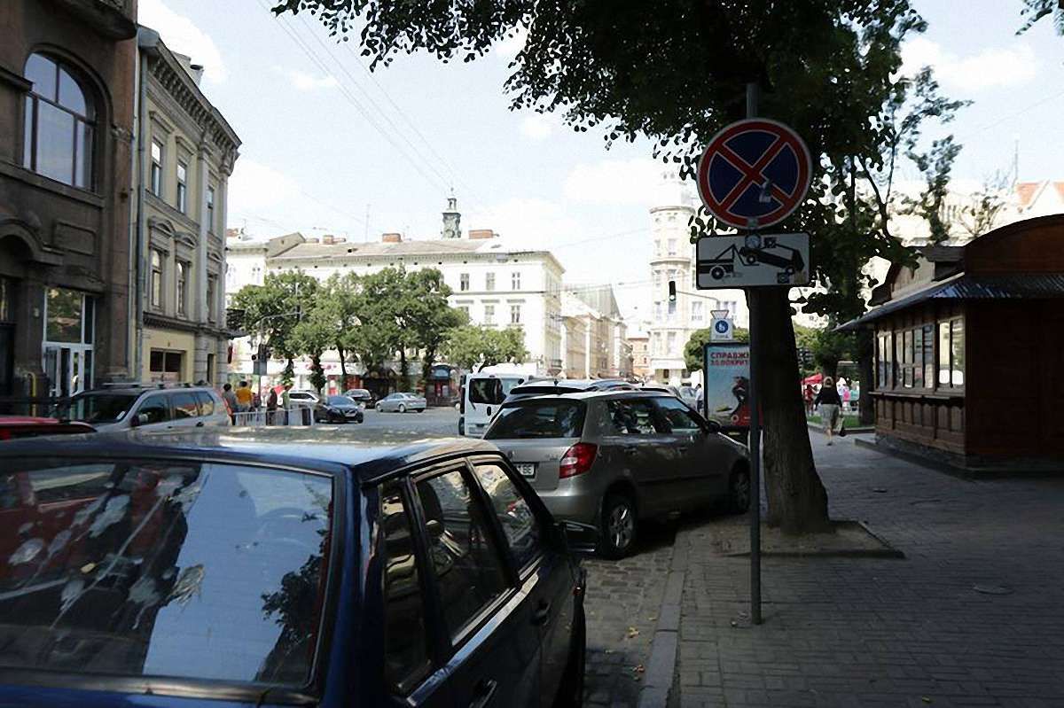 Мер Львова вимагає посилити боротьбу з порушниками правил паркування