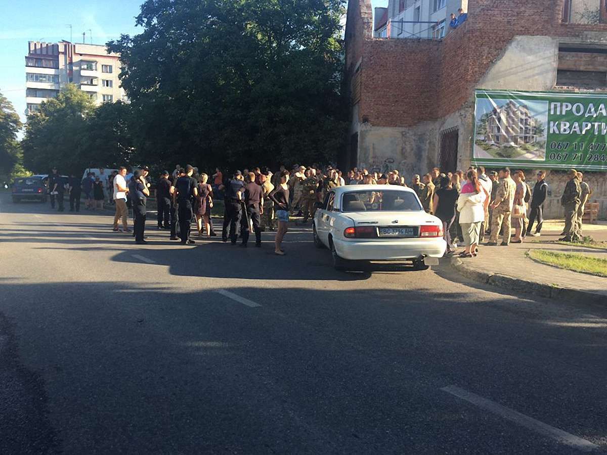 На Варшавській люди в камуфляжі супроводжували КамАЗи на скандальне будівництво