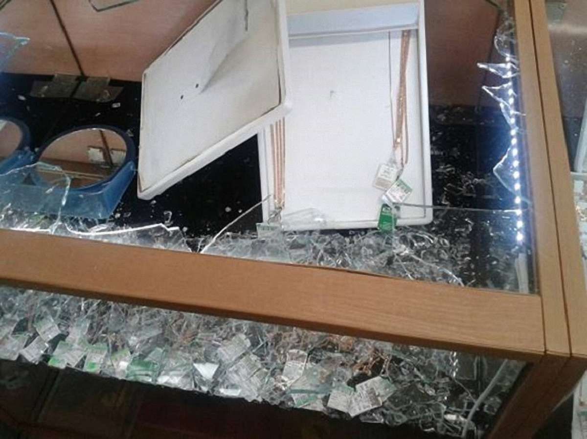У Києві троє чоловіків, озброєних битою і сокирою, пограбували ювелірний магазин