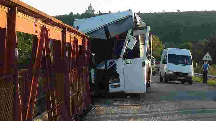 На Прикарпатті чартерний автобус врізався в опору моста: є постраждалі