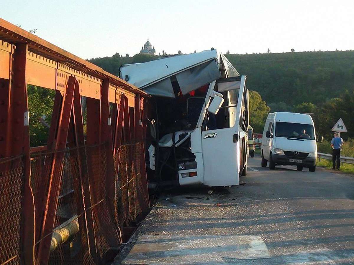 На Прикарпатті чартерний автобус врізався в опору моста: є постраждалі