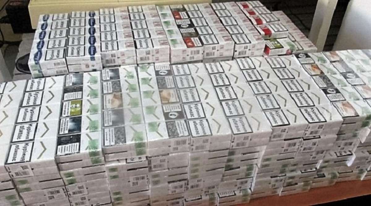 За контрабанду сигарет на кордоні затримали громадянина Великобританії