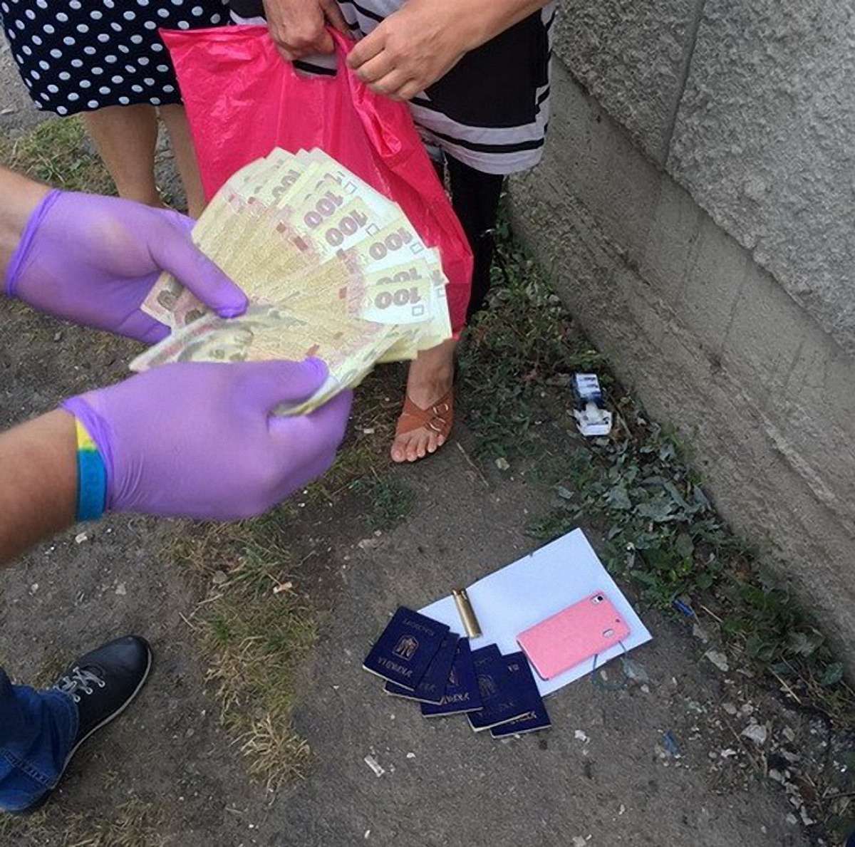 СБУ викрила схему незаконного оформлення паспортів жителям окупованого Донбасу