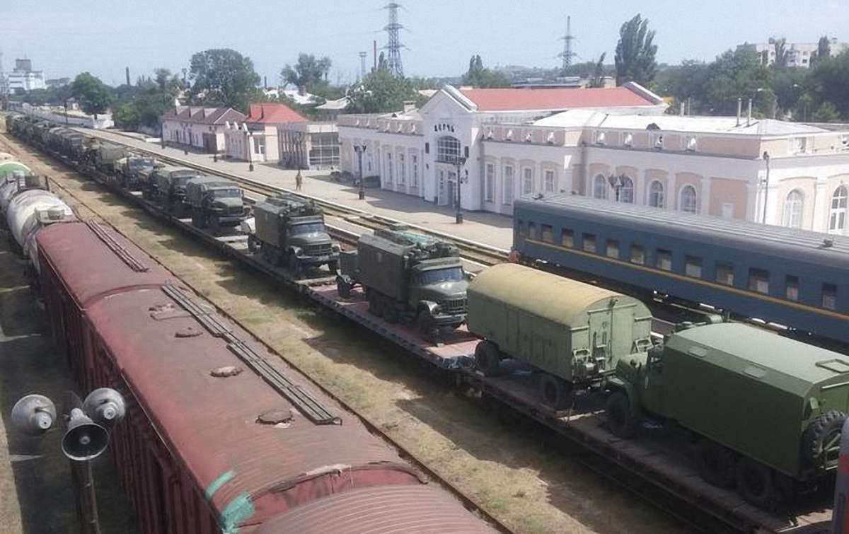Росія перекинула до Криму нові колони військової техніки