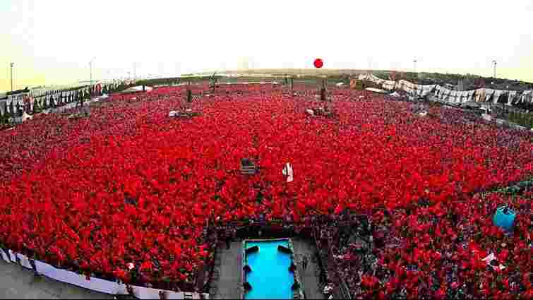 У Стамбулі сотні тисяч людей зібралися на мітинг протесту проти державного перевороту