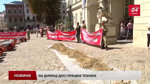 Під Ратушу з тачками із землею прийшли захисники будівництва на Варшавській-Сосновій