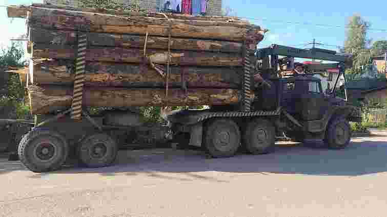 На Буковині затримали вантажівку з деревиною без дозвільних документів