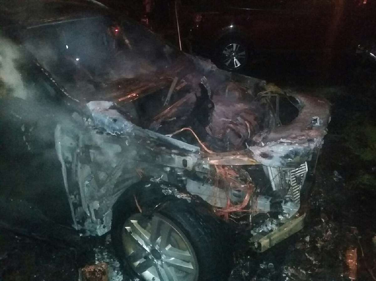 Вночі у Львові згоріли два автомобілі марки Mercedes