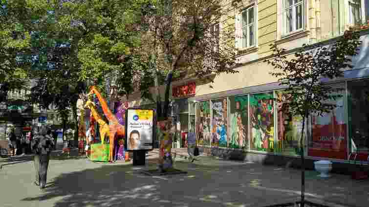 Львівська мерія вимагає від магазину «Roshen» зняти рекламні декорації з дерев