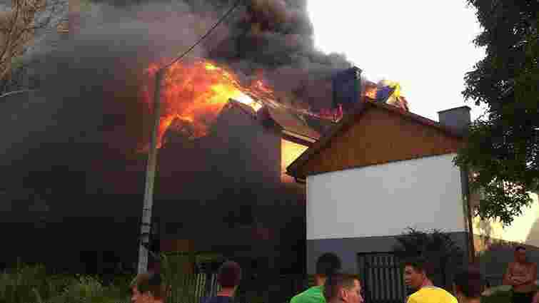 У передмісті Львова горить особняк
