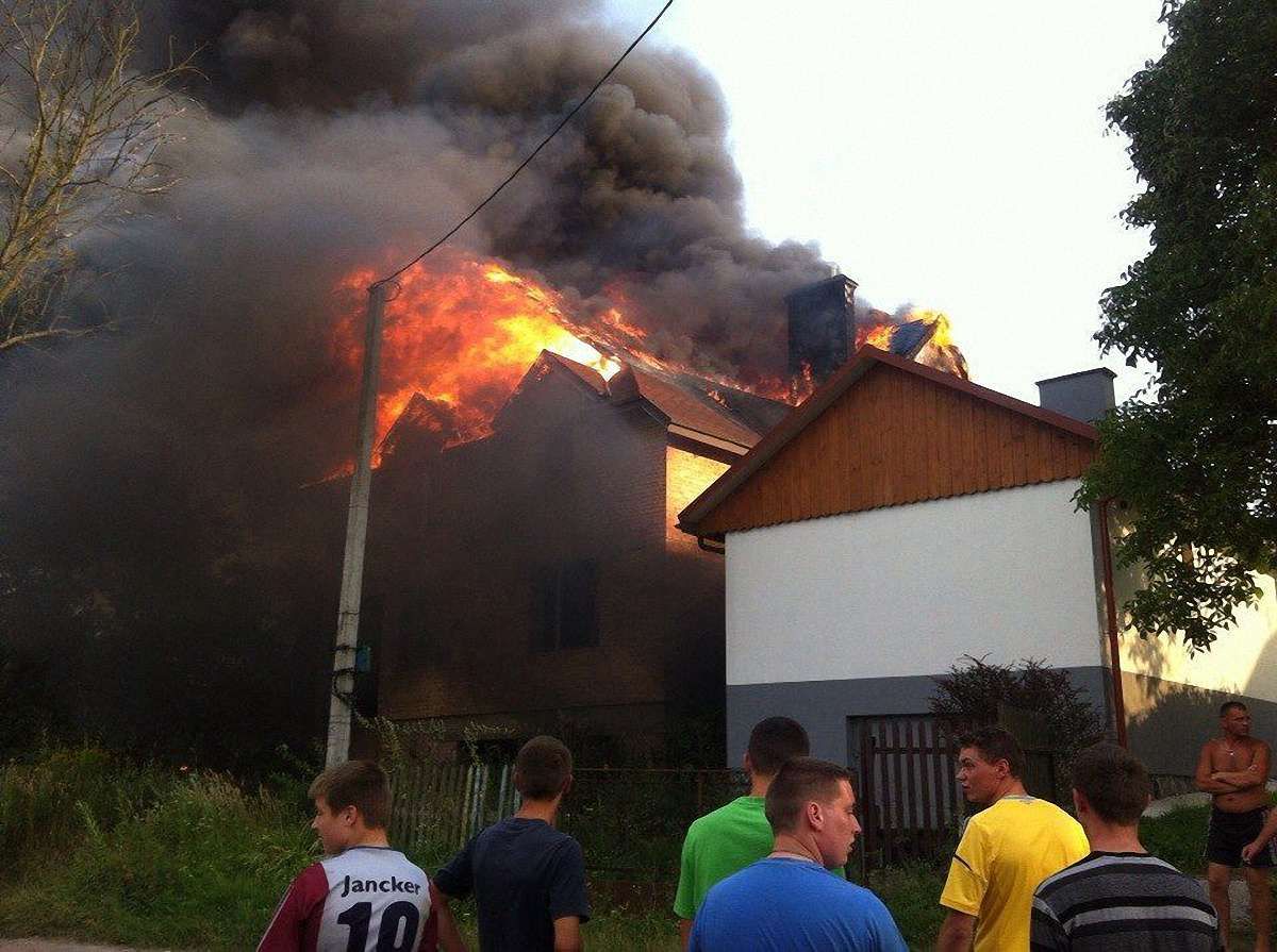 У передмісті Львова горить особняк