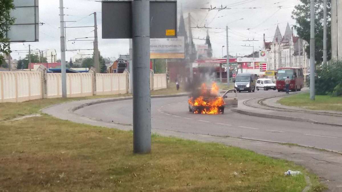 У Львові біля приміського вокзалу згоріло таксі