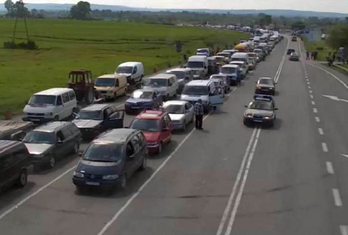 У пунктах пропуску на Львівщині сотні автомобілів простоюють у чергах
