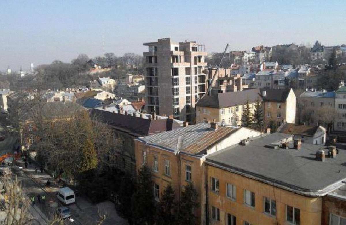 Прокуратура вимагає скасувати право власності на багатоповерхівку у Львові