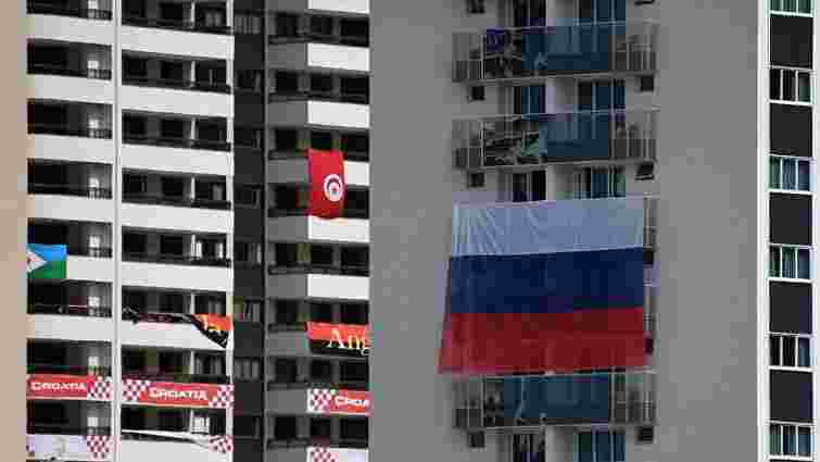 В олімпійському селищі Ріо-де-Жанейро невідомі позривали прапори Росії