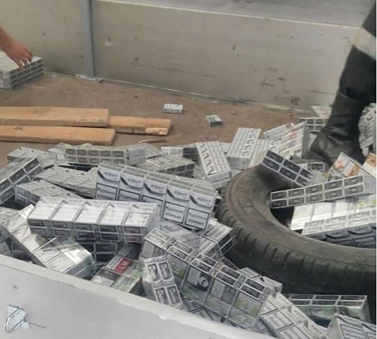 Громадянин Румунії намагався провезти з України 2000 пачок сигарет 