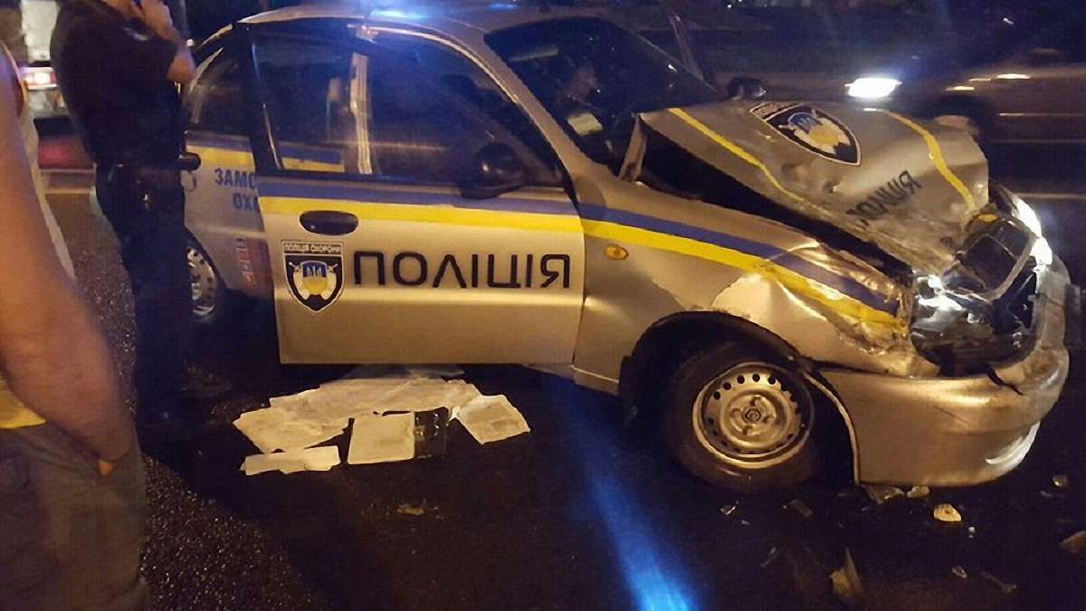 На перехресті у Львові водій автобуса не пропустив авто поліції охорони