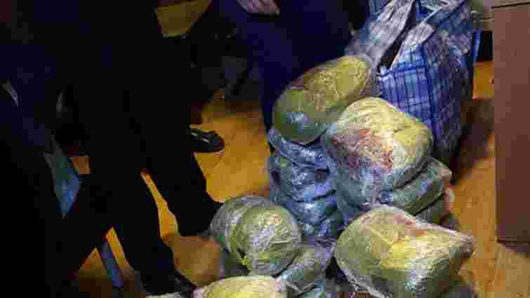 На залізничному вокзалі в Києві у чоловіка виявили 120 кг наркотиків