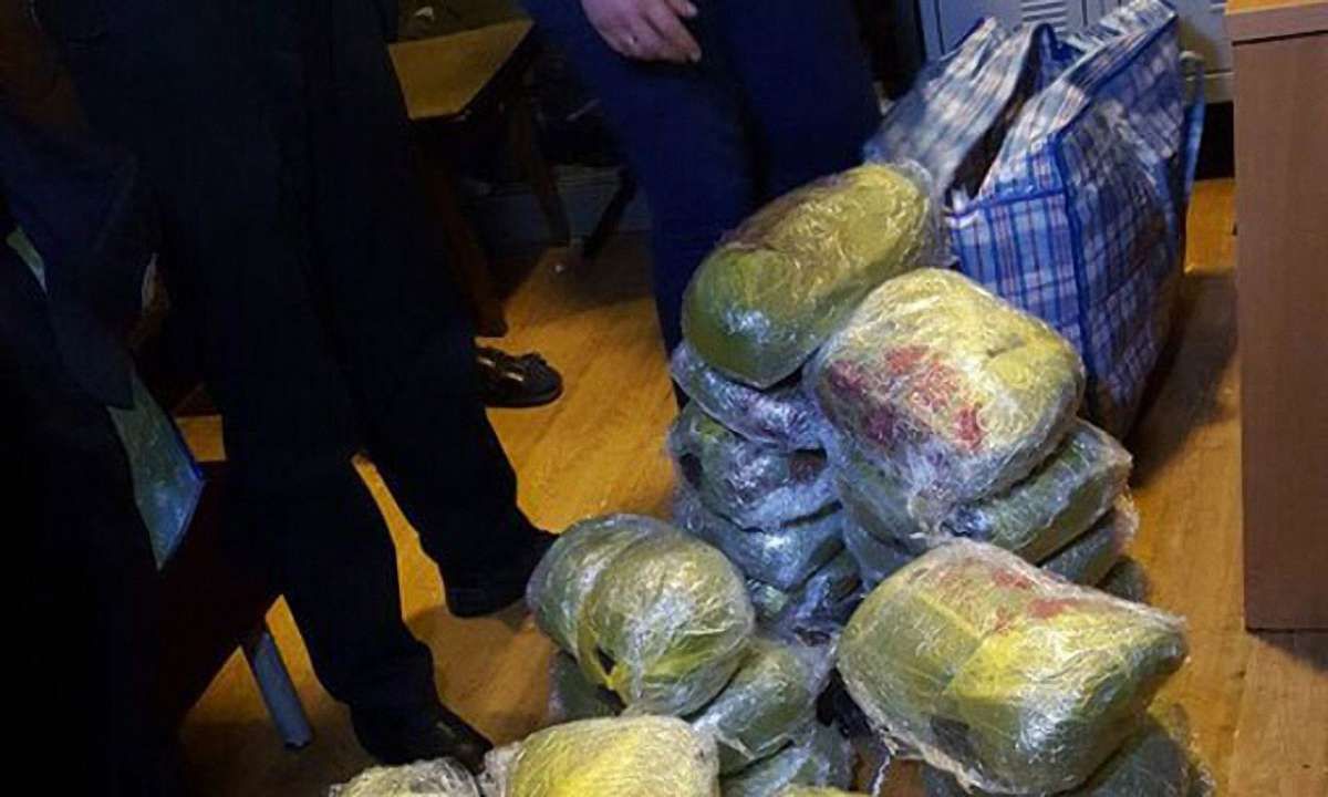 На залізничному вокзалі в Києві у чоловіка виявили 120 кг наркотиків