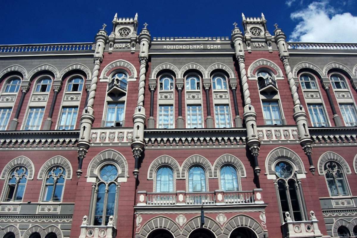 Національний банк звільнить половину працівників