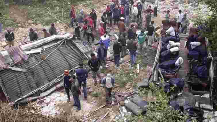 У Непалі автобус впав у прірву, 25 людей загинули