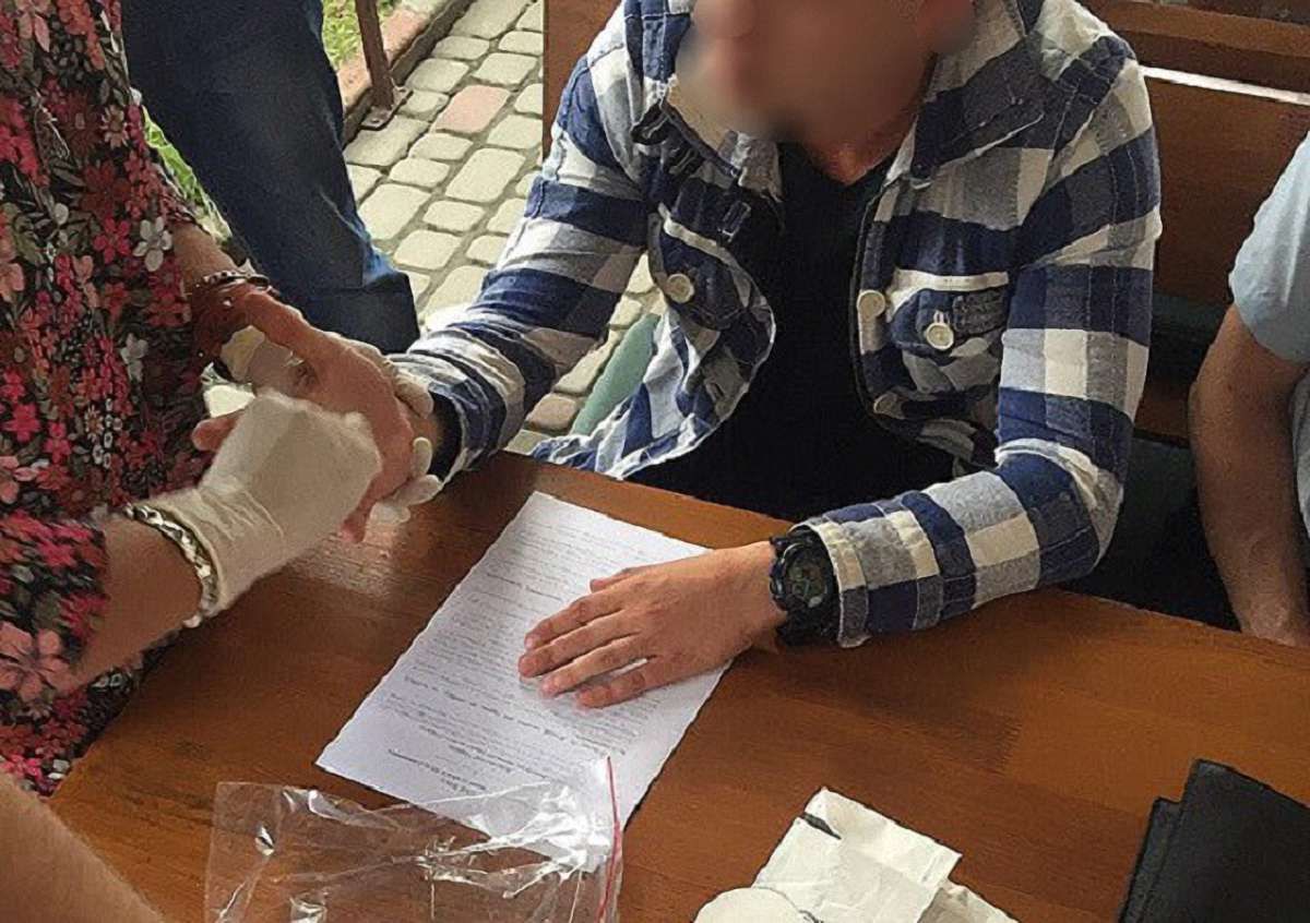 На Закарпатті поліцейського затримали на хабарі