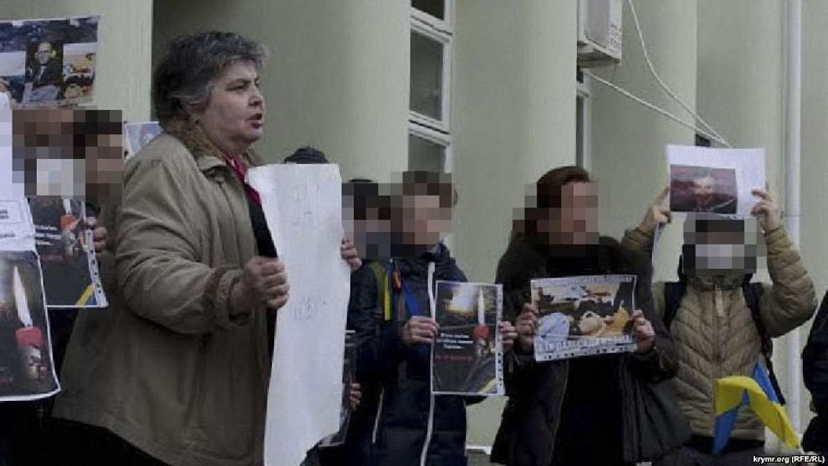 Українській активістці в Криму вручили підписку про невиїзд
