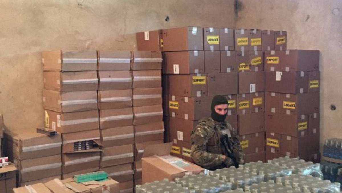 Силовики винесли з адміністрації ДПСУ коробки з невідомим вмістом