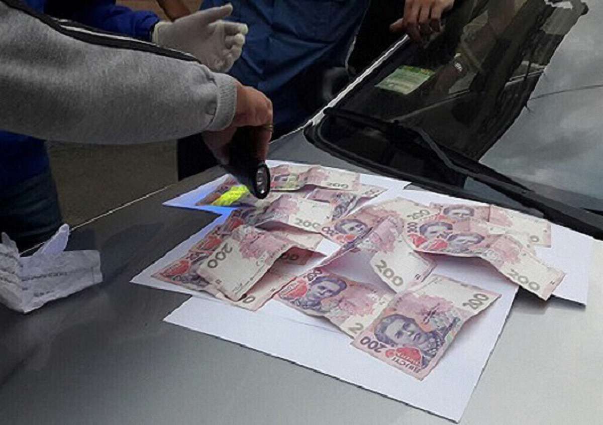 На Хмельниччині на хабарі затримали слідчого поліції