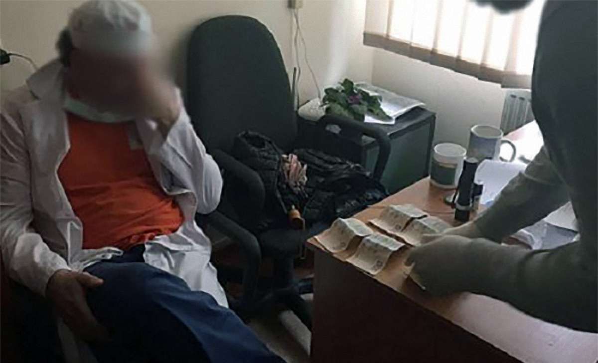 Затриманого на хабарі лікаря львівського кардіоцентру оштрафували на ₴22 тис.