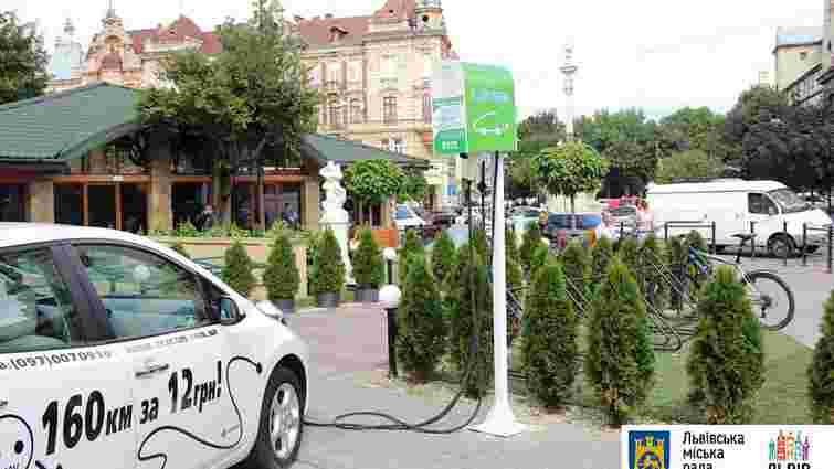 У центрі Львова встановили ще одну станцію для зарядки електромобілів